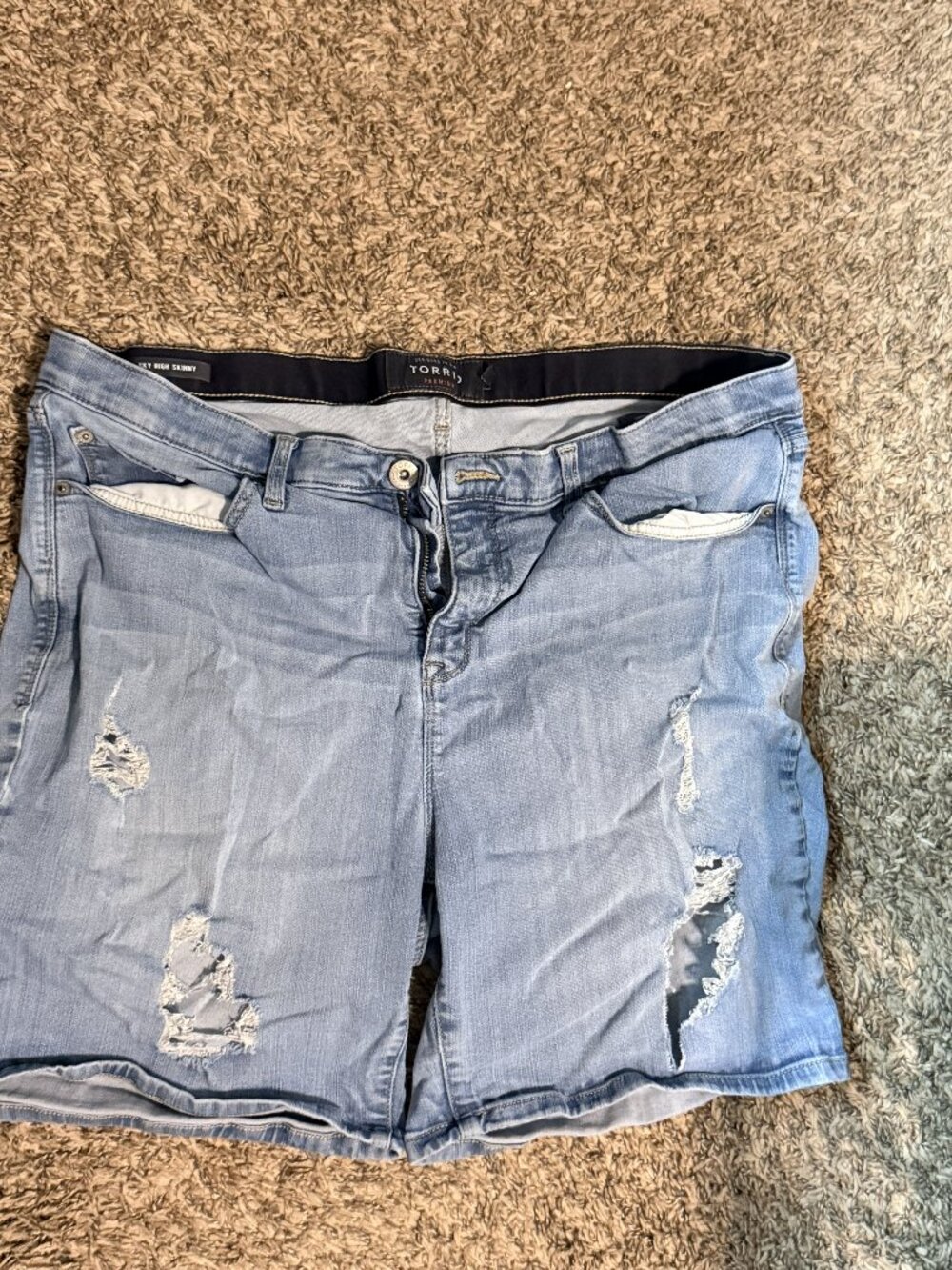 Torrid Women’s Sky High Skinny Distressed Denim Light Wash Jean Shorts Size 20